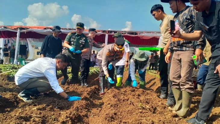 Launching Gugus Tugas Polri Dukung Ketahanan Pangan: Pjs. Bupati Bandung: Pemanfaatan Lahan-lahan Tidur yang Belum Ditanami