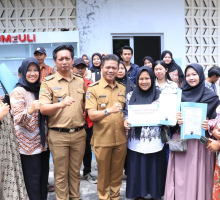 Bupati Bandung Dadang Supriatna Serahkan Sertifikat PTSL ke Warga Desa Lengkong