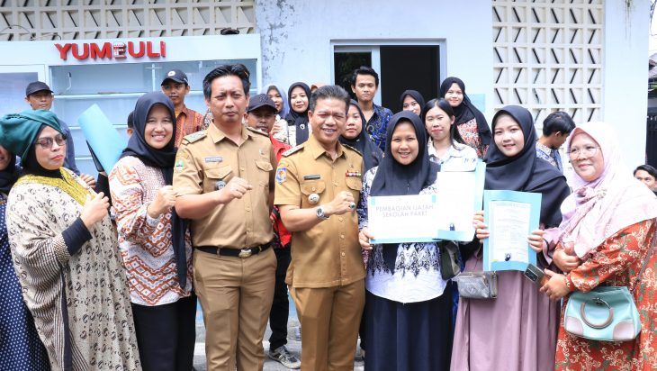Bupati Bandung Dadang Supriatna Serahkan Sertifikat PTSL ke Warga Desa Lengkong