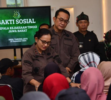 KAJATI JABAR KATARINA ENDANG SARWESTRI DIDAMPINGI KAJARI KAB BANDUNG DONY HARYONO SETIAWAN, MENINJAU KORBAN GEMPA BUMI KAB BANDUNG.