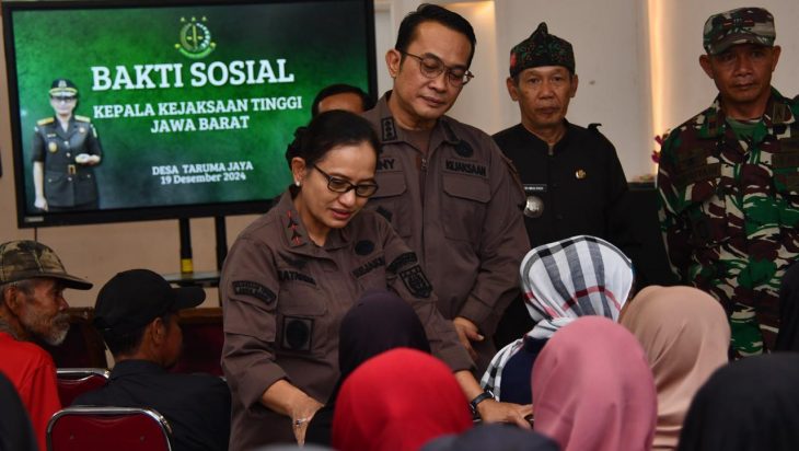 KAJATI JABAR KATARINA ENDANG SARWESTRI DIDAMPINGI KAJARI KAB BANDUNG DONY HARYONO SETIAWAN, MENINJAU KORBAN GEMPA BUMI KAB BANDUNG.