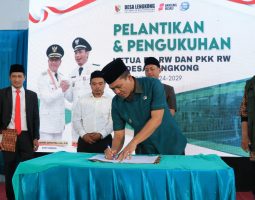 Pelantikan Ketua RT, RW Se Desa Lengkong, Kang DS Sebut Ketua RT dan RW Garda Terdepan untuk Melayani Masyarakat