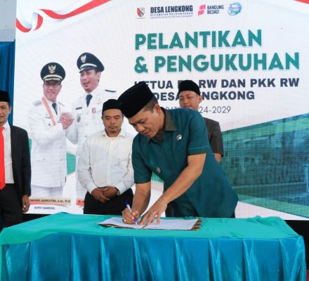 Pelantikan Ketua RT, RW Se Desa Lengkong, Kang DS Sebut Ketua RT dan RW Garda Terdepan untuk Melayani Masyarakat