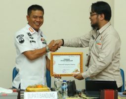 Komitmen tentang Akurasi dan Kualitas Data, Bupati Bandung Terima Penghargaan BPS