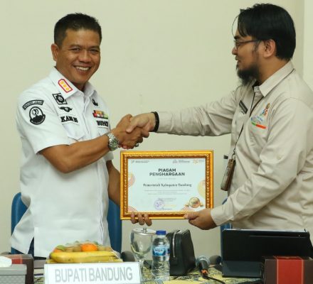 Komitmen tentang Akurasi dan Kualitas Data, Bupati Bandung Terima Penghargaan BPS