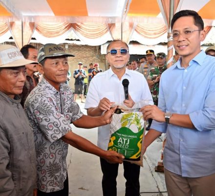 Menko Bidang Pangan RI Salurkan Bantuan Bibit Pertanian dan Bahan Pangan Untuk Korban Banjir di Lampung Selatan