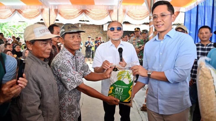 Menko Bidang Pangan RI Salurkan Bantuan Bibit Pertanian dan Bahan Pangan Untuk Korban Banjir di Lampung Selatan