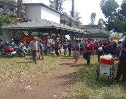 Gotong Royong Bersihkan Sampah di Kawasan Wisata Situ Cilenca, Libatkan Forkopimcam dan Dosen Universitas Telekomunikasi