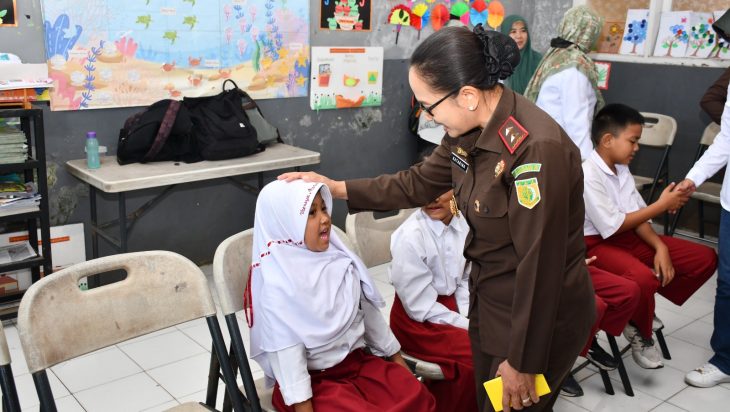 KEJATI JABAR ADAKAN PEMERIKSAAN MATA DAN GIGI GRATIS DI SDN BOJONG ASIH 02 KAB BANDUNG.