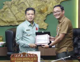 Kejar Target PAD dan Jaga Hutan, Pemkab Bandung Teken Kerjasama dengan PT Palawi Risorsis.  