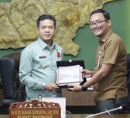 Kejar Target PAD dan Jaga Hutan, Pemkab Bandung Teken Kerjasama dengan PT Palawi Risorsis.  