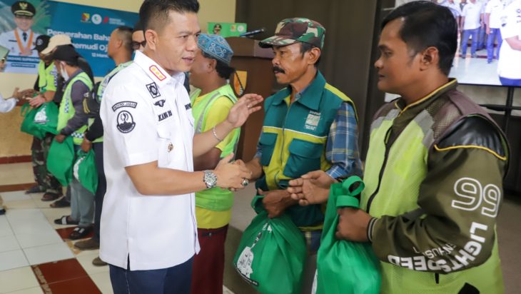 11 Ribu Paket Sembako Dibagikan Bupati Bandung untuk Pengemudi Opang dan Petugas Sampah di 31 Kecamatan