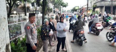 Kapolsek Margaasih Kompol. Bony Yuniar, AA., S.Ip. MH. Bekerjasama dengan PT. Gistex Bagikan Takjil Kepada Masyarakat