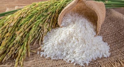 Zakat Fitrah Kabupaten Bandung 2025: Rp 38.000 atau 2,5 Kg Beras, Wajib Dibayarkan Sebelum Shalat Idul Fitri Kabupaten Bandung,[Mpnews] 17 Maret 2025 - Majelis Ulama Indonesia (MUI) Kabupaten Bandung telah menetapkan besaran zakat fitrah untuk tahun 2025 ini. Zakat fitrah dapat dibayarkan dengan uang tunai sebesar Rp 38.000 atau setara dengan 2,5 kg beras. Penetapan ini mempertimbangkan harga beras terkini di wilayah tersebut dan sejalan dengan pedoman yang dikeluarkan oleh Kementerian Agama, MUI, dan pemerintah daerah. Keputusan ini diumumkan dalam rapat koordinasi yang dihadiri oleh tokoh-tokoh kunci, termasuk Ketua Umum MUI Kabupaten Bandung KH. Yayan Hasuna Hudaya, Wakil Ketua 4 BAZNAS Kabupaten Bandung H. Sarnapi, Kabis Ekonomi MUI Kabupaten Bandung dan Waka 3 BAZNAS Kabupaten Bandung H. Dudi Abdul Hadi, serta Ketua Majelis Taklim Wanita Rahmatul Ummah MUI Kabupaten Bandung Hj. Diah Sa'diah dan perwakilan dari majelis taklim lainnya. Ketua MUI Kabupaten Bandung, KH. Yayan Hasuna Hudaya, menegaskan bahwa penetapan besaran zakat fitrah ini merupakan hasil kolaborasi dengan BAZNAS Kabupaten Bandung dan pemerintah daerah. Tujuannya adalah memastikan bahwa zakat fitrah dapat disalurkan dengan tepat dan bermanfaat bagi masyarakat yang membutuhkan. Zakat fitrah merupakan kewajiban bagi setiap Muslim yang telah memenuhi syarat, seperti telah dewasa, berakal sehat, dan memiliki harta yang mencukupi kebutuhan pokoknya dan keluarganya. Pembayaran zakat fitrah dapat dilakukan mulai awal bulan Ramadhan dan paling lambat sebelum shalat Idul Fitri. Masyarakat dapat menyalurkan zakat fitrah melalui BAZNAS Kabupaten Bandung atau lembaga amil zakat terpercaya lainnya. Manfaat Zakat Fitrah: Zakat fitrah memiliki banyak manfaat, di antaranya: - Membersihkan jiwa dari dosa: Menunaikan zakat fitrah membersihkan jiwa dari dosa-dosa kecil yang dilakukan selama bulan Ramadhan. - Membantu kaum miskin: Zakat fitrah disalurkan kepada orang-orang miskin dan fakir, membantu mereka memenuhi kebutuhan pokok selama Idul Fitri. - Menumbuhkan rasa persaudaraan: Zakat fitrah mempererat tali silaturahmi dan rasa persaudaraan antar sesama Muslim. - Menciptakan keadilan sosial: Zakat fitrah membantu menjembatani kesenjangan sosial dan menciptakan masyarakat yang lebih adil.