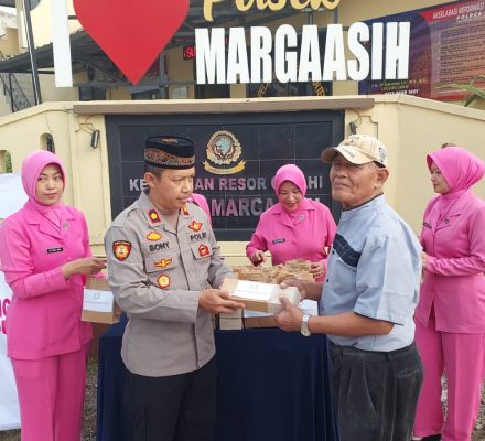 Bakti Sosial Bayangkari Polsek Margaasih Bagikan Takjil Kepada Masyarakat Sekitar Makopolsek