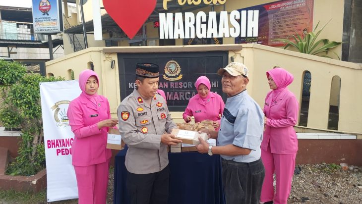 Bakti Sosial Bayangkari Polsek Margaasih Bagikan Takjil Kepada Masyarakat Sekitar Makopolsek