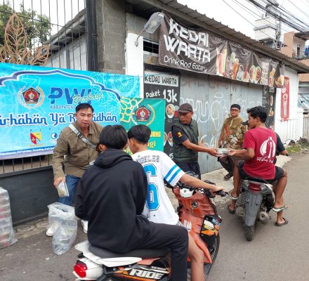 Ramadhan Berkah. PWI Kab. Bandung Bagi-bagi Tajil dan Buka Bersama