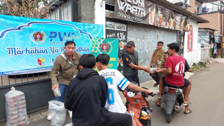 Ramadhan Berkah. PWI Kab. Bandung Bagi-bagi Tajil dan Buka Bersama