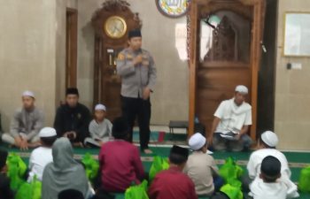 Kompol. Bony Yuniar Kapolsek Margaasih Ikut serta Santuni Anak Yatim Di Mesjid Miftahul Khoer Komplek Margaasih