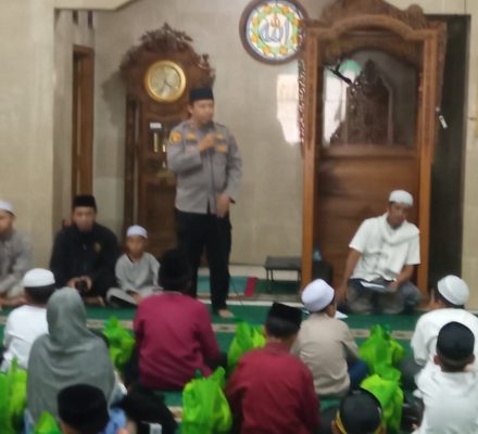 Kompol. Bony Yuniar Kapolsek Margaasih Ikut serta Santuni Anak Yatim Di Mesjid Miftahul Khoer Komplek Margaasih