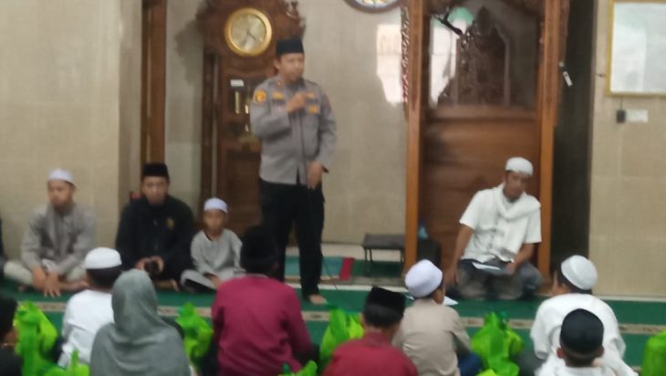 Kompol. Bony Yuniar Kapolsek Margaasih Ikut serta Santuni Anak Yatim Di Mesjid Miftahul Khoer Komplek Margaasih