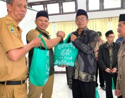 Jelang Lebaran, Pemerintah Kecamatan Pangalengan Salurkan Bantuan CPPD untuk Guru Ngaji