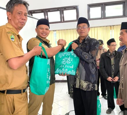 Jelang Lebaran, Pemerintah Kecamatan Pangalengan Salurkan Bantuan CPPD untuk Guru Ngaji