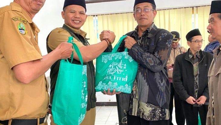 Jelang Lebaran, Pemerintah Kecamatan Pangalengan Salurkan Bantuan CPPD untuk Guru Ngaji