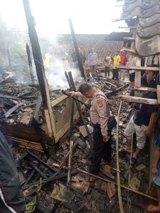 Kebakaran Hanguskan 5 Rumah di Kampung Lamajang, Kerugian Ditaksir Rp500 Juta