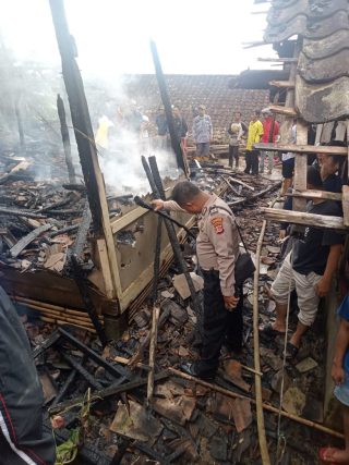 Kebakaran Hanguskan 5 Rumah di Kampung Lamajang, Kerugian Ditaksir Rp500 Juta