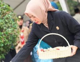 Hj Renie Rahayu Bersama Bupati Bandung Lakukan ziarah ke Makam para Mantan Bupati Bandung. 