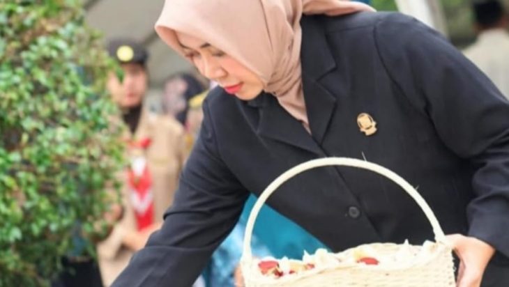 Hj Renie Rahayu Bersama Bupati Bandung Lakukan ziarah ke Makam para Mantan Bupati Bandung. 