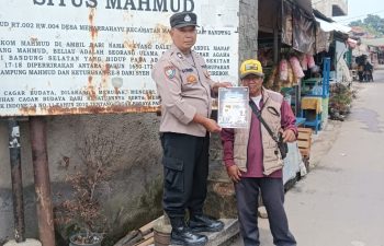 Polsek Margaasih Kompol.Bony Yuniar., AA., S.Ip., MH. Bersama Binmas Sampaikan Himbauan C.3 Melalui Famplet Sebar Ke tiap Desa