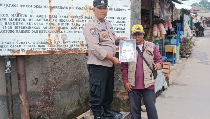 Polsek Margaasih Kompol.Bony Yuniar., AA., S.Ip., MH. Bersama Binmas Sampaikan Himbauan C.3 Melalui Famplet Sebar Ke tiap Desa