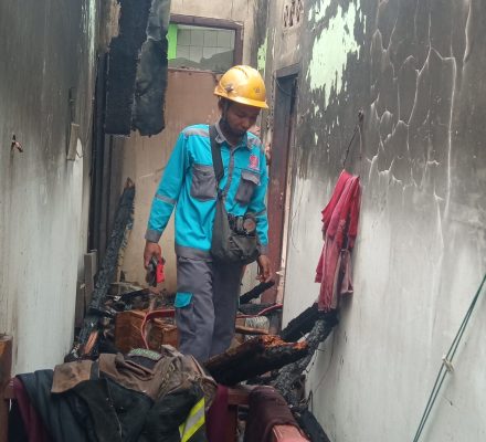 Si Jago Merah Ludeskan Satu Unit Rumah Di Nanjung Kampung Jati Polsek Margaasih Olah TKP