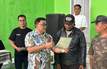 Kepala Kantor Agraria Kab. Bandung Serahkan Sertipikat dari Program PTS kepada masyarakat 4 Desa di Ciparay
