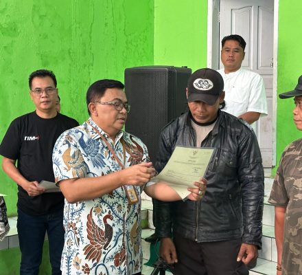 Kepala Kantor Agraria Kab. Bandung Serahkan Sertipikat dari Program PTS kepada masyarakat 4 Desa di Ciparay