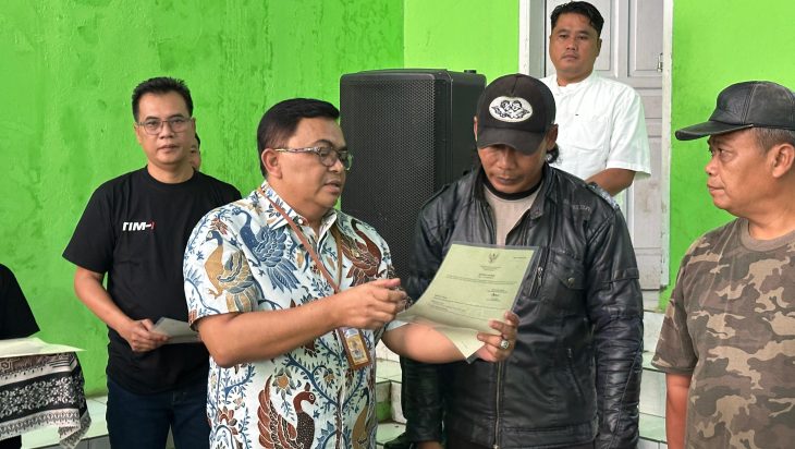 Kepala Kantor Agraria Kab. Bandung Serahkan Sertipikat dari Program PTS kepada masyarakat 4 Desa di Ciparay