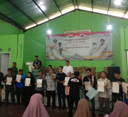 Penyerahan Sertipikat Tanah Gratis oleh Kantor BPN Kab. Bandung kepada Masyarakat