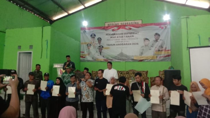 Penyerahan Sertipikat Tanah Gratis oleh Kantor BPN Kab. Bandung kepada Masyarakat
