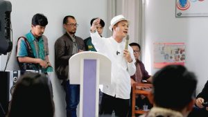 [9/5 18.09] Dede Akmali: Kolaborasi Pentahelix, Bupati Bandung Gerak Cepat Tangani Persoalan Banjir Cidawolong Majalaya KABUPATEN BANDUNG/MPNews. Pemerintah Kabupaten Bandung dengan melibatkan unsur pentahelix gerak cepat tangani persoalan banjir di kawasan Cidawolong Desa Biru Kecamatan Majalaya Kabupaten Bandung. Bupati Bandung Dadang Supriatna pimpin langsung pembahasan penanganan atau penanggulangan persoalan banjir di kawasan Cidawolong yang hingga saat ini belum selesai disaat memasuki musim hujan. Rapat koordinasi dalam rangka sinergitas pelaksanaan program pentahelix dilaksanakan di sebuah perusahaan di Jalan Raya Rancajigang Desa Padamulya Kecamatan Majalaya Kabupaten Bandung, Jumat (9/5/2025). Pada kesempatan itu hadir sejumlah pengusaha atau pelaku usaha industri tekstil dan garmen di kawasan Majalaya. Hadir pula Kepala Dinas Ketenagakerjaan Kabupaten Bandung Rukmana, Kepala Dinas Pekerjaan Umum dan Tata Ruang (DPUTR) Kabupaten Bandung Zeis Zultaqawa, Ketua DPRD Kabupaten Bandung Renie Rahayu Fauzi, Camat Majalaya Gugum Gumilar dan jajaran Forkopimcam Majalaya. Para kepala desa di Kecamatan Majalaya, serta unsur masyarakat lainnya hadir pula pada musyawarah pembahasan penanganan persoalan banjir melalui kolaborasi pentahelix di kawasan Majalaya itu, khususnya di sekitar Cidawolong. Diketahui bahwa kawasan Cidawolong yang berada di akses jalur jalan provinsi itu merupakan daerah rawan banjir karena berada pada daerah aliran anak sungai Citarum, yakni Sungai Cidawolong, Sungai Cibotor dan Sungai Cipeujeuh. Disaat memasuki musim hujan, ketiga aliran anak sungai itu rawan meluap dan menggenangi akses jalan provinsi yang menghubungi Kecamatan Majalaya dan Kecamatan Ciparay Kabupaten Bandung. Penyebabnya, selain karena curah hujan yang cukup tinggi juga kondisi aliran sungai yang dangkal dan terjadi penyempitan aliran sungai. [9/5 18.10] Dede Akmali: Atas dasar persoalan itu, Bupati Bandung Dadang Supriatna langsung turun tangan dan mengajak berbagai unsur pentahelix untuk melakukan penanganan banjir di kawasan Cidawolong Majalaya. "Pagi hari ini (Jumat, 9/5/2025) kita sudah bersepakat bahwa penanganan Cidawolong ini kita laksanakan dengan program pentahelix," kata Bupati Bedas ini dalam keterangannya usai pertemuan bahasan penanganan banjir di kawasan Cidawolong. Dadang Supriatna mengatakan program pentahelix itu dengan melibatkan unsur Pemerintah Daerah Kabupaten Bandung, unsur pengusaha, akademisi, media/pers dan juga unsur masyarakat. "Alhamdulillah, unsur pengusaha tadi sudah sepakat. Ini sudah sepakat menunjuk panitia pelaksana penanganan Cidawolong," kata Kang DS, sapaan akrab Dadang Supriatna. Kang DS menyebutkan persoalan banjir di kawasan Cidawolong itu, yaitu dengan penanganan aliran anak sungai sepanjang 3 km. "Saya minta untuk dilakukan pelebaran aliran sungai tersebut. Ini hasil kolaborasi dan pentahelix," katanya. Ia mengatakan untuk penanganan banjir Cidawolong melalui upaya normalisasi aliran sungai itu, anggarannya akan diserahkan kepada bendahara yang ditunjuk dan disepakati. "Sisanya nanti para pengusaha berkumpul untuk memberikan partisipasi dan diprakarsai oleh Pak Usman sebagai Pengusaha Sharon. Dan Pak Hengki, perwakilan pengusaha yang ditunjuk sebagai Bendahara. Ketuanya ditunjuk dari tokoh masyarakat, dan Sekretarisnya dari perwakilan Pemerintah Desa," tuturnya Bupati Kang DS pun mengaku bahwa penanganan permasalahan banjir di kawasan Cidawolong itu bisa selesai. "Insya Allah hari Senin (12/5/2025) mulai pelaksanaan. Kita dorong nanti alat berat ke lokasi Cidawolong. Senin kita mulai lakukan pelebaran aliran anak sungai, insya Allah paling lama dua Minggu bisa kelar. Tetap kita kawal setiap hari. Kita akan pantau seperti apa langkah-langkah dan kita secara teknis nanti Pak Kadis PUTR dan kalau bisa tanggul sungainya ditingkatkan atau ditinggikan 50 cm, sehingga tidak ada lagi saluran atau air bersih ke lokasi pinggir kiri kanan sungai tersebut," tuturnya. Lebih lanjut Kang DS mengusulkan kepada Gubernur Jawa Barat Dedi Mulyadi untuk meninggikan jalan provinsi di sekitar Jalan Raya Laswi Majalaya. "Dengan meninggikan jalan kurang lebih 1 meter dan juga jembatan jalan provinsi. Saya minta juga nanti saya berkirim surat ke Pak Gubernur Jawa Barat. Nanti secara resmi Kadis PUTR akan menyampaikan secara resmi surat tersebut kepada Gubernur Jawa Barat hasil musyawarah pada hari ini dan langkah-langkah yang akan kita lakukan," tuturnya. "Kita pun tidak berpikir bahwa ini kewenangan provinsi atau BBWSC (Balai Besar Wilayah Sungai Citarum). Tapi ini demi kepentingan masyarakat Kabupaten Bandung, khususnya di Kecamatan Majalaya. Insya Allah kita akan sukses dan menyelesaikan persoalan Cidawolong yang sebelumnya terjadi banjir di kawasan tersebut," imbuhnya.**