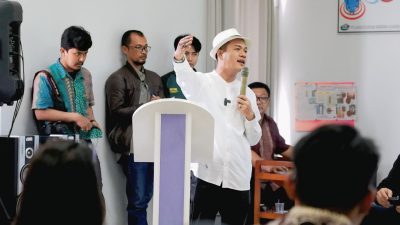 [9/5 18.09] Dede Akmali: Kolaborasi Pentahelix, Bupati Bandung Gerak Cepat Tangani Persoalan Banjir Cidawolong Majalaya    KABUPATEN  BANDUNG/MPNews. Pemerintah Kabupaten Bandung dengan melibatkan unsur pentahelix gerak cepat tangani persoalan banjir di kawasan Cidawolong Desa Biru Kecamatan Majalaya Kabupaten Bandung.  Bupati Bandung Dadang Supriatna pimpin langsung pembahasan penanganan atau penanggulangan persoalan banjir di kawasan Cidawolong yang hingga saat ini belum selesai disaat memasuki musim hujan.  Rapat koordinasi dalam rangka sinergitas pelaksanaan program pentahelix dilaksanakan di sebuah perusahaan di Jalan Raya Rancajigang  Desa Padamulya Kecamatan Majalaya Kabupaten Bandung, Jumat (9/5/2025).  Pada kesempatan itu hadir sejumlah pengusaha atau pelaku usaha industri tekstil dan garmen di kawasan Majalaya. Hadir pula Kepala Dinas Ketenagakerjaan Kabupaten Bandung Rukmana, Kepala Dinas Pekerjaan Umum dan Tata Ruang (DPUTR) Kabupaten Bandung Zeis Zultaqawa, Ketua DPRD Kabupaten Bandung Renie Rahayu Fauzi, Camat Majalaya Gugum Gumilar dan jajaran Forkopimcam Majalaya.   Para kepala desa di Kecamatan Majalaya, serta unsur masyarakat lainnya hadir pula pada musyawarah pembahasan penanganan persoalan banjir melalui kolaborasi pentahelix di kawasan Majalaya itu, khususnya di sekitar Cidawolong.   Diketahui bahwa kawasan Cidawolong yang berada di akses jalur jalan provinsi itu merupakan daerah rawan banjir karena berada pada daerah aliran anak sungai Citarum, yakni Sungai Cidawolong, Sungai Cibotor dan Sungai Cipeujeuh.   Disaat memasuki musim hujan, ketiga aliran anak sungai itu rawan meluap dan menggenangi akses jalan provinsi yang menghubungi Kecamatan Majalaya dan Kecamatan Ciparay Kabupaten Bandung. Penyebabnya, selain karena curah hujan yang cukup tinggi juga kondisi aliran sungai yang dangkal dan terjadi penyempitan aliran sungai. [9/5 18.10] Dede Akmali: Atas dasar persoalan itu, Bupati Bandung Dadang Supriatna langsung turun tangan dan mengajak berbagai unsur pentahelix untuk melakukan penanganan banjir di kawasan Cidawolong Majalaya.  "Pagi hari ini (Jumat, 9/5/2025) kita sudah bersepakat bahwa penanganan Cidawolong ini kita laksanakan dengan program pentahelix," kata Bupati Bedas ini dalam keterangannya usai pertemuan bahasan penanganan banjir di kawasan Cidawolong.   Dadang Supriatna mengatakan program pentahelix itu dengan melibatkan unsur Pemerintah Daerah Kabupaten Bandung, unsur pengusaha, akademisi, media/pers dan juga unsur masyarakat.   "Alhamdulillah, unsur pengusaha tadi sudah sepakat. Ini sudah sepakat menunjuk panitia pelaksana  penanganan Cidawolong," kata Kang DS, sapaan akrab Dadang Supriatna.   Kang DS menyebutkan persoalan banjir di kawasan Cidawolong itu, yaitu  dengan penanganan aliran anak sungai sepanjang 3 km.   "Saya minta untuk dilakukan pelebaran aliran sungai tersebut. Ini hasil kolaborasi dan pentahelix," katanya.   Ia mengatakan untuk penanganan banjir Cidawolong melalui upaya normalisasi aliran sungai itu, anggarannya akan diserahkan kepada bendahara yang ditunjuk dan disepakati.  "Sisanya nanti para pengusaha berkumpul untuk memberikan partisipasi dan diprakarsai oleh Pak Usman sebagai Pengusaha Sharon. Dan Pak Hengki, perwakilan pengusaha yang ditunjuk sebagai Bendahara. Ketuanya ditunjuk dari tokoh masyarakat, dan Sekretarisnya dari perwakilan Pemerintah Desa," tuturnya   Bupati Kang DS pun mengaku bahwa penanganan permasalahan banjir di kawasan Cidawolong itu bisa selesai.   "Insya Allah hari Senin (12/5/2025) mulai pelaksanaan. Kita dorong nanti alat berat ke lokasi Cidawolong. Senin kita mulai lakukan pelebaran aliran anak sungai, insya Allah paling lama dua Minggu bisa kelar. Tetap kita kawal setiap hari. Kita akan pantau seperti apa langkah-langkah dan kita secara teknis nanti Pak Kadis PUTR dan kalau bisa tanggul sungainya ditingkatkan atau ditinggikan 50 cm, sehingga tidak ada lagi saluran atau air bersih ke lokasi pinggir kiri kanan sungai tersebut," tuturnya.  Lebih lanjut Kang DS mengusulkan kepada Gubernur Jawa Barat Dedi Mulyadi untuk meninggikan jalan provinsi di sekitar Jalan Raya Laswi Majalaya.   "Dengan meninggikan jalan kurang lebih 1 meter dan juga jembatan jalan provinsi. Saya minta juga nanti saya berkirim surat ke Pak Gubernur Jawa Barat. Nanti secara resmi Kadis PUTR akan menyampaikan secara resmi surat tersebut kepada Gubernur Jawa Barat hasil musyawarah pada hari ini dan langkah-langkah yang akan kita lakukan," tuturnya.   "Kita pun tidak berpikir bahwa ini kewenangan provinsi atau BBWSC (Balai Besar Wilayah Sungai Citarum). Tapi ini demi kepentingan masyarakat Kabupaten Bandung, khususnya di Kecamatan Majalaya. Insya Allah kita akan sukses dan menyelesaikan persoalan Cidawolong yang sebelumnya terjadi banjir di kawasan tersebut," imbuhnya.**