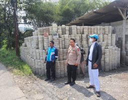 Kapolsek Margaasih Kompol Bony Yuniar.,AA.,S.Ip., MH. Beserta Pemdes Nanjung Dan Dishub Pasang Penerangan Jalan Umum di Daraulin