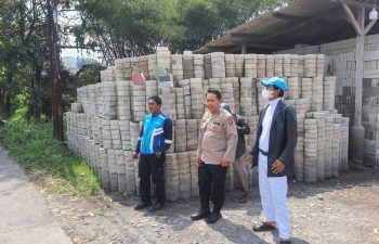 Kapolsek Margaasih Kompol Bony Yuniar.,AA.,S.Ip., MH. Beserta Pemdes Nanjung Dan Dishub Pasang Penerangan Jalan Umum di Daraulin