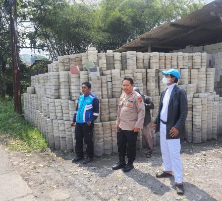 Kapolsek Margaasih Kompol Bony Yuniar.,AA.,S.Ip., MH. Beserta Pemdes Nanjung Dan Dishub Pasang Penerangan Jalan Umum di Daraulin