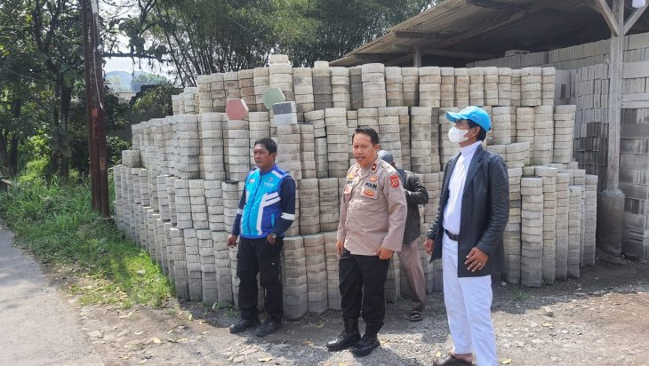 Kapolsek Margaasih Kompol Bony Yuniar.,AA.,S.Ip., MH. Beserta Pemdes Nanjung Dan Dishub Pasang Penerangan Jalan Umum di Daraulin