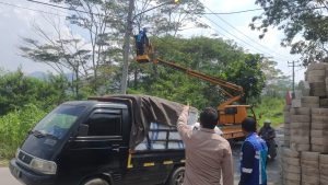 Kapolsek Margaasih Kompol Bony Yuniar.,AA.,S.Ip., MH. Beserta Pemdes Nanjung Dan Dishub Pasang Penerangan Jalan Umum di Daraulin