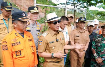 Bupati Dadang Supriatna Tinjau Lokasi Bencana Longsor di Desa Nagreg Kendan Kabupaten Bandung 