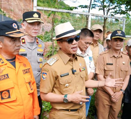 Bupati Dadang Supriatna Tinjau Lokasi Bencana Longsor di Desa Nagreg Kendan Kabupaten Bandung 