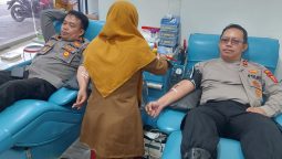 Kapolsek Margaasih Kompol.Bony Yuniar., AA.,S.Ip.MH dan Kapolsek Gunung Halu AKP.Endang Lakukan Donor Darah